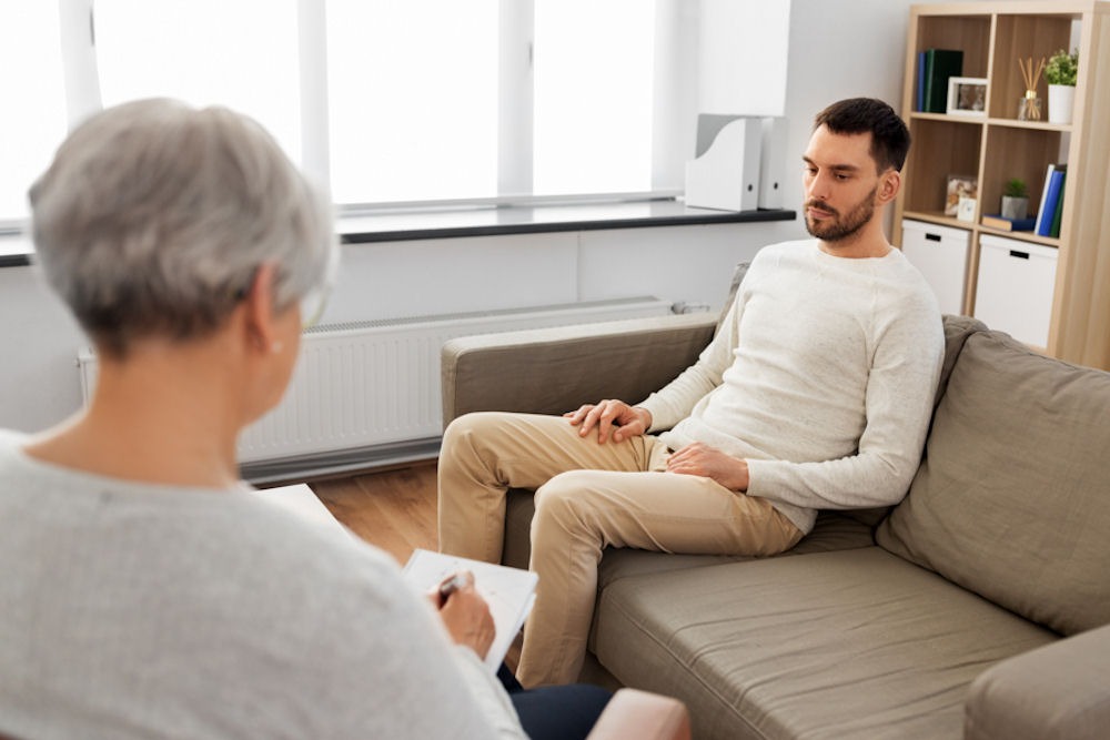 guy frowning in individual therapy for kratom use